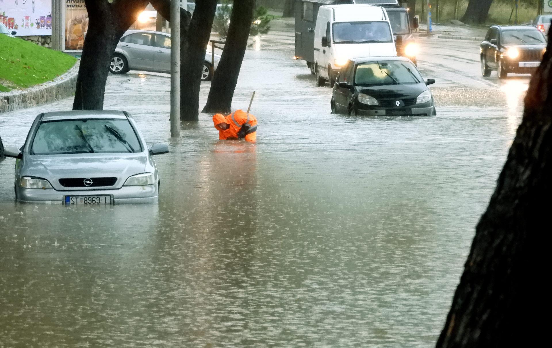 Split: Obilna kiša uzrokovala poplavu u gradu i kolaps na ulicama