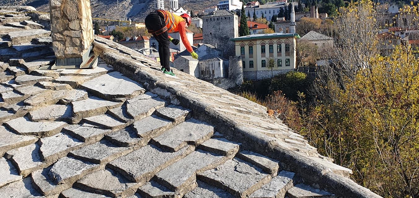 Nesebičnost pripadnika GSS-a Mostar: Spasili macu s krova nakon tri dana