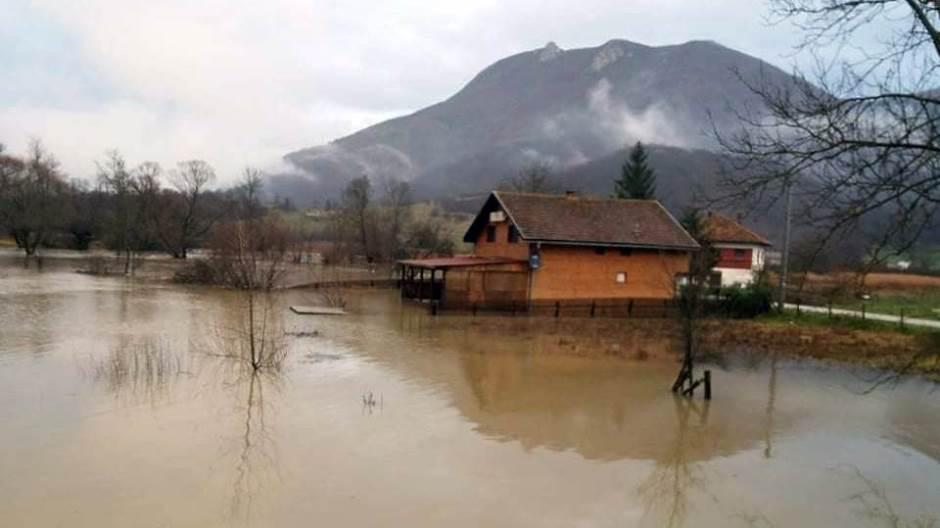 Jezero: Pod vodom centar i okolna sela