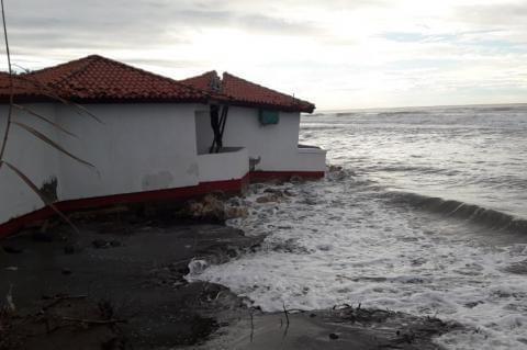 Ugroženi smještani kapaciteti Ulcinjske rivijere, talasi ruše bungalove