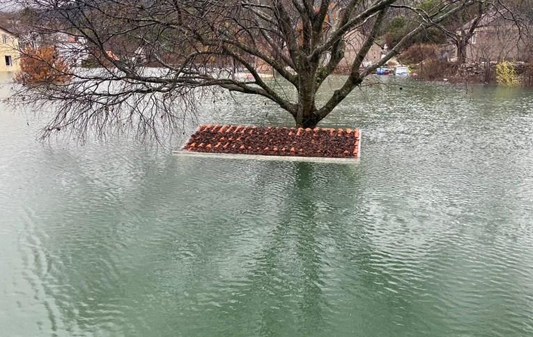 Kuće okružene vodom - Avaz