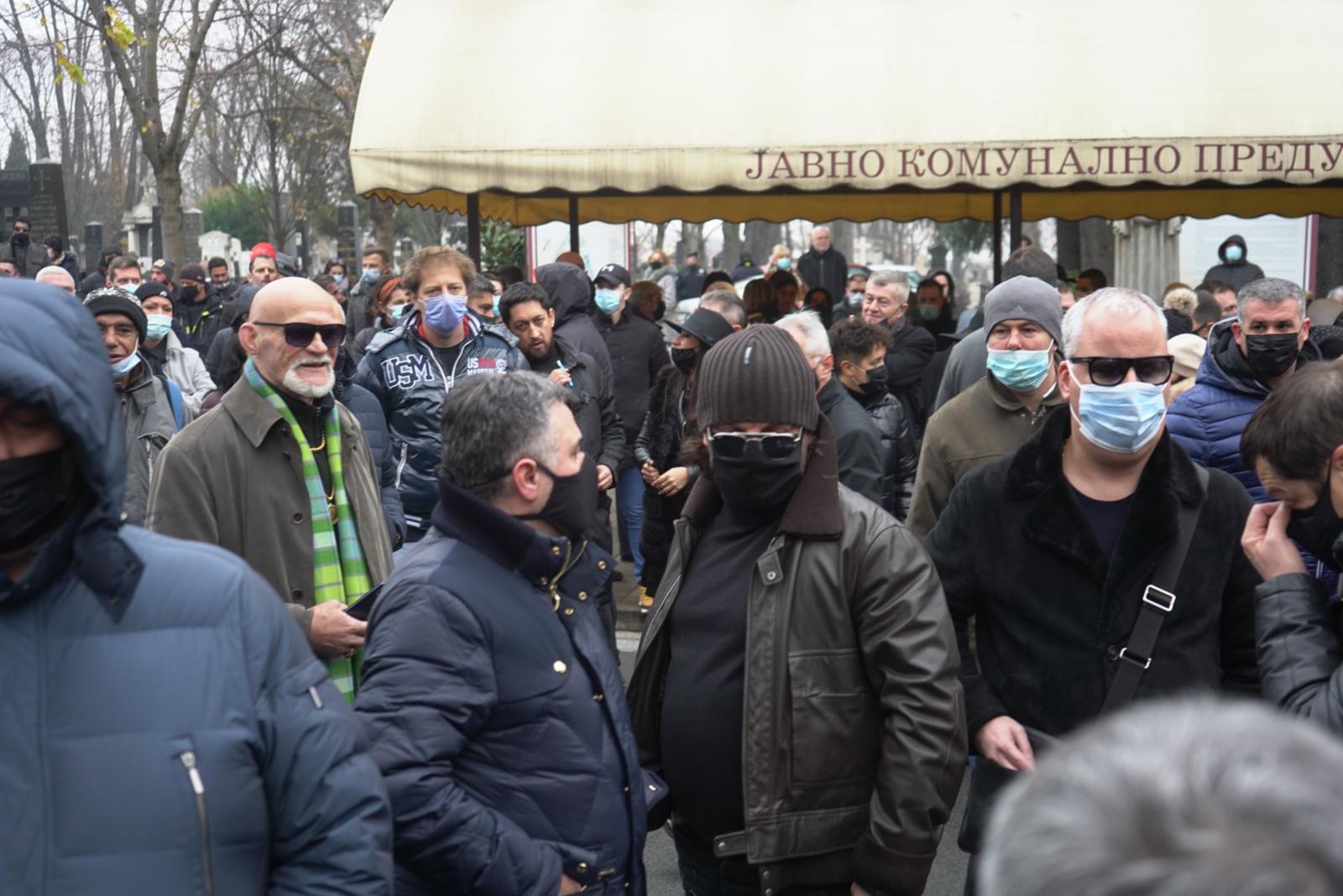 Stotine prijatelja i članova porodice oprostilo se od velikog pjevača - Avaz