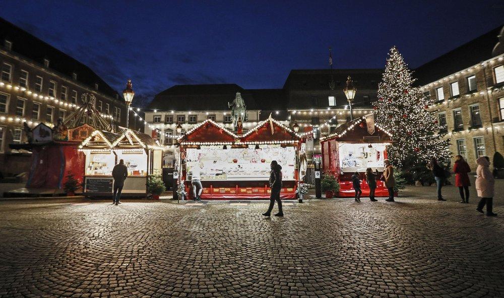 A few people walk at the old town Christmas market in front of the town hall in Duesseldorf, Germany, Monday afternoon, Dec. 14, 2020. - Avaz