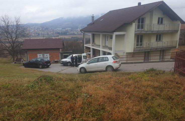 Policija pred kućom u kojoj se desio zločin - Avaz