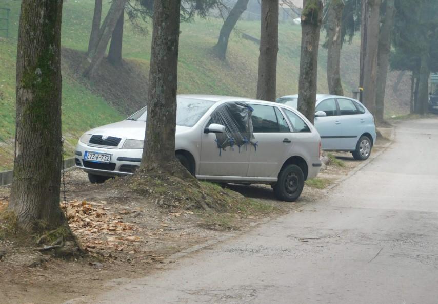 Vidljiva oštećenja na vozilu - Avaz