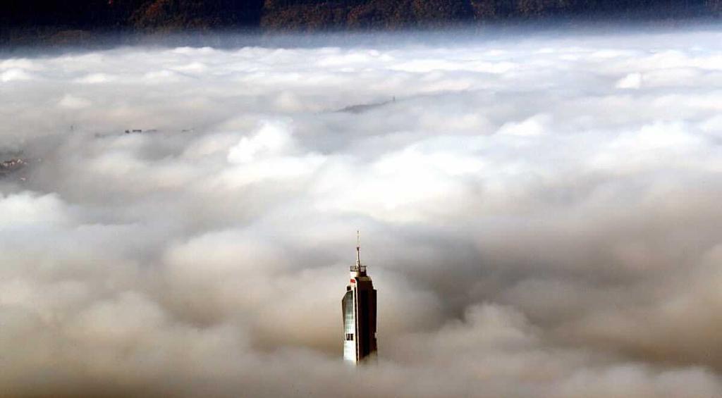 Avaz Twist Tower izdiže se iznad magle - Avaz