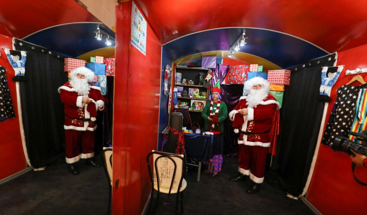 Artist Hector Fuentes, dressed up as Santa Claus, and his companion artist Pilar Carrion, dressed up as an elf, stand before recording personalized Christmas video messages to children amid the coronavirus disease (COVID-19) outbreak in Leganes, near Madrid, Spain, November 26, 2020. - Avaz