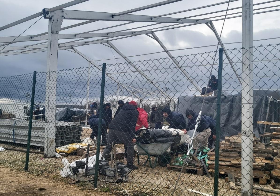 Migranti se vraćaju na zgarište kampa "Lipa", Crveni križ im dijeli hranu