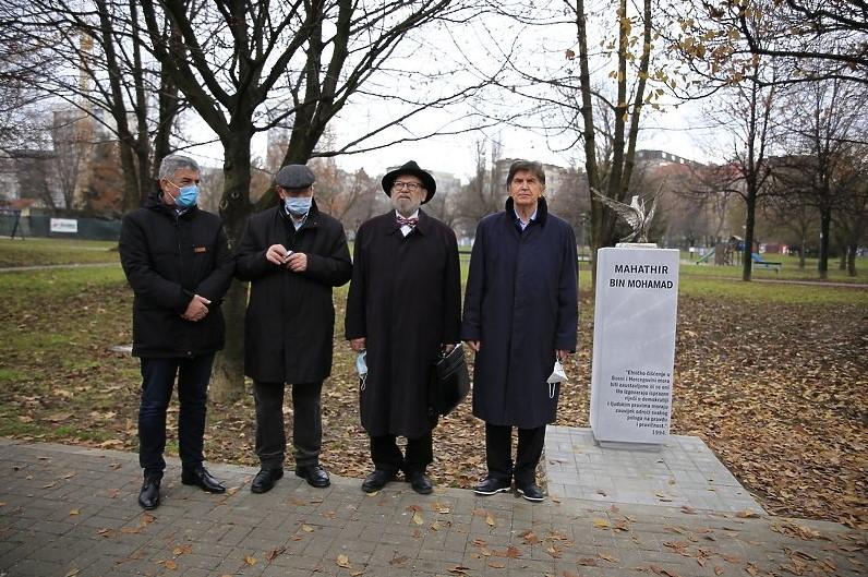 The monuments were unveiled by  Ejup Ganić, Mirko Pejanović, Stjepan Kljuić and Nedžad Ajnadžić. - Avaz