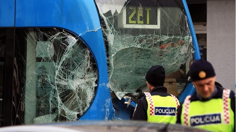 Dok je lupao po tramvaju, pao je i teško povrijedio nogu - Avaz