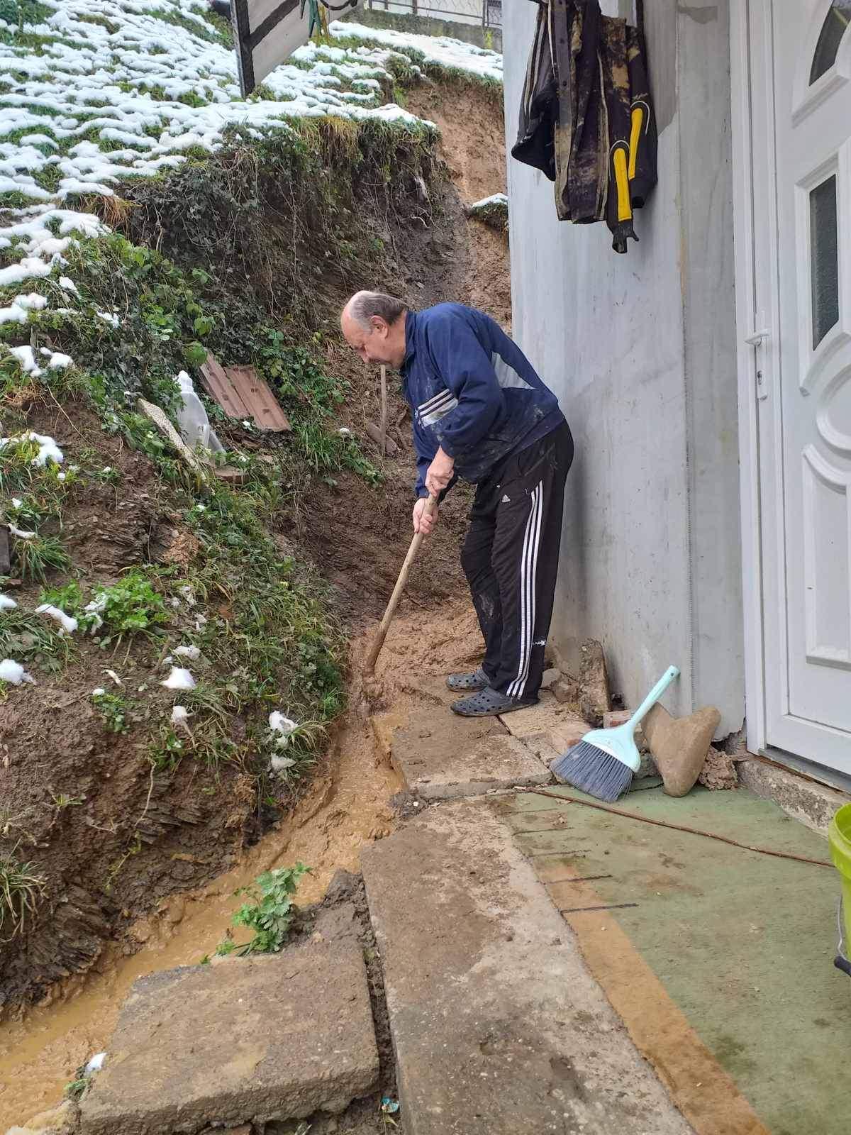 Porodica Obarčanin na rubu očaja, padavine pogoršale stanje sa klizištem