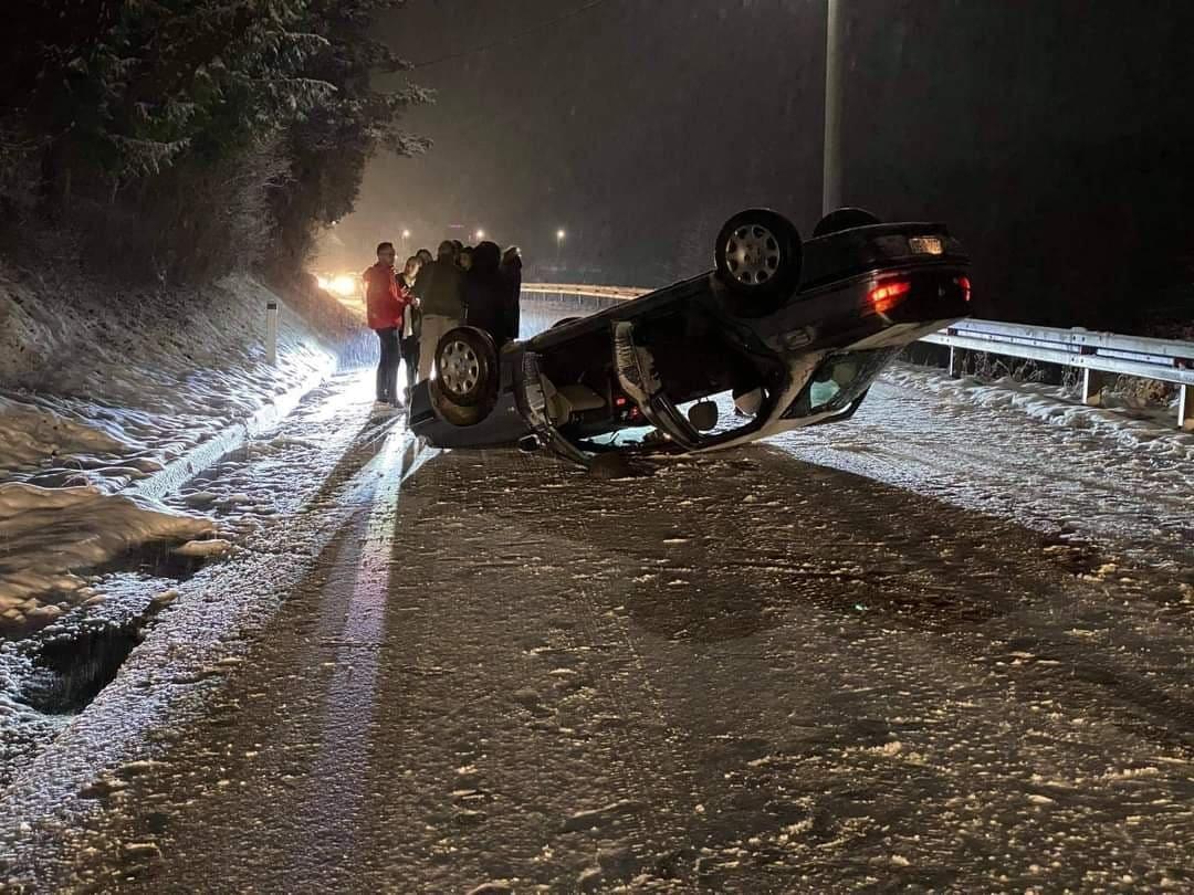 Automobil se prevrnuo na cesti kod Gornjeg Vakufa-Uskoplja