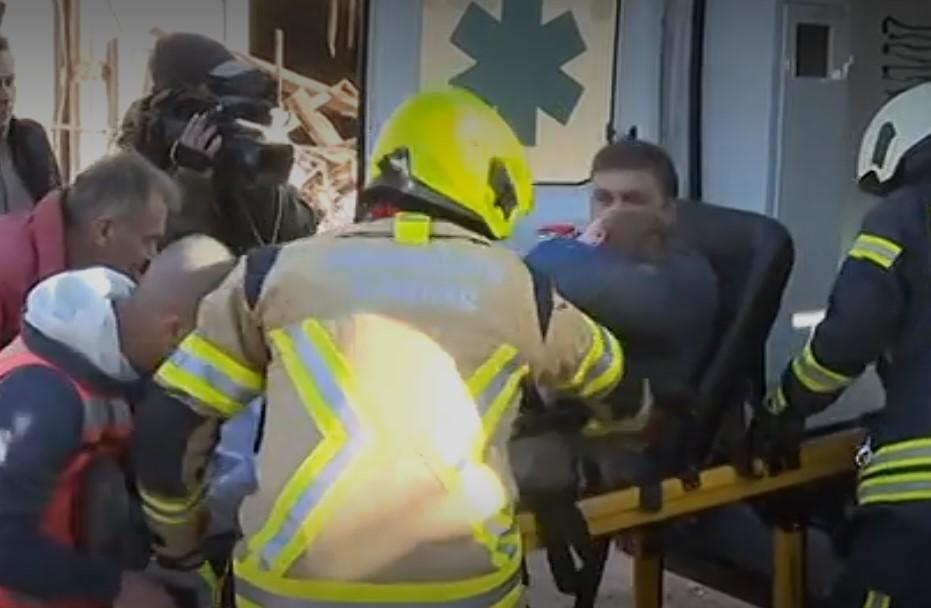 Apocalyptic in Petrinja: Family members search for their loved ones, rescuing people from collapsed buildings and smashed cars