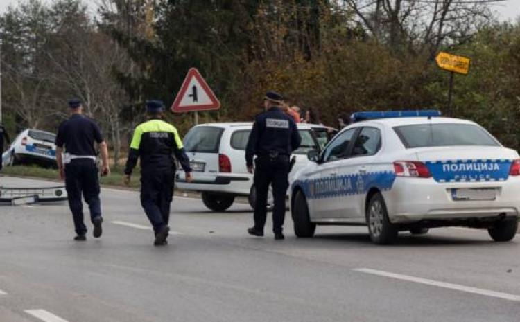 Ljekari se bore za život bebe na koju je naletio auto dok ju je majka vozila u kolicima