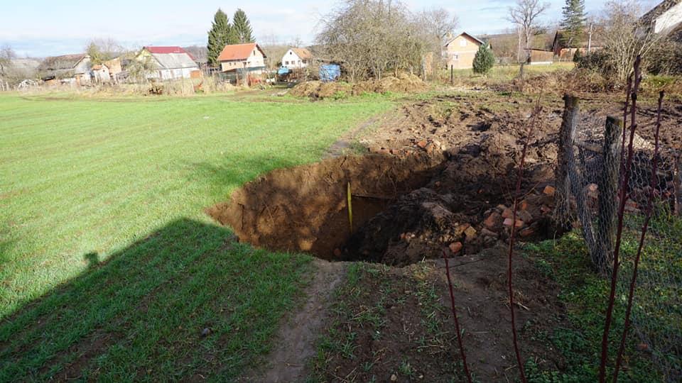 U mjestu nedaleko od Petrinje otvaraju se ogromne rupe u zemlji