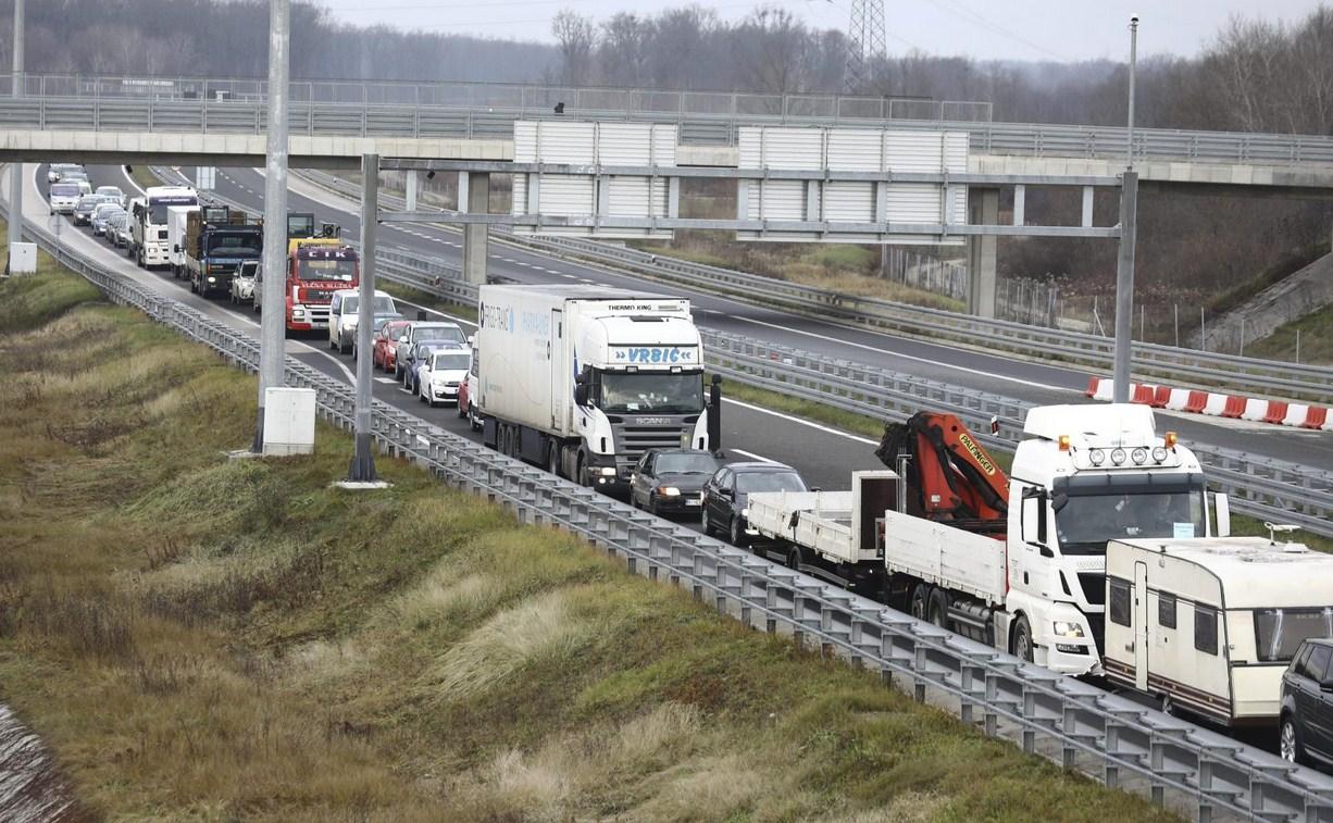 Velike kolone prema zemljotresom pogođenim područjima