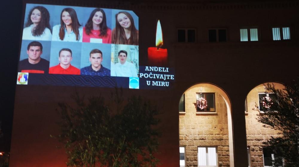 Građani zapalili stotine svijeća u Mostaru - Avaz