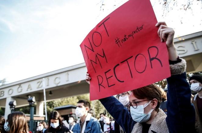 Istanbul police detain 17 after student protests