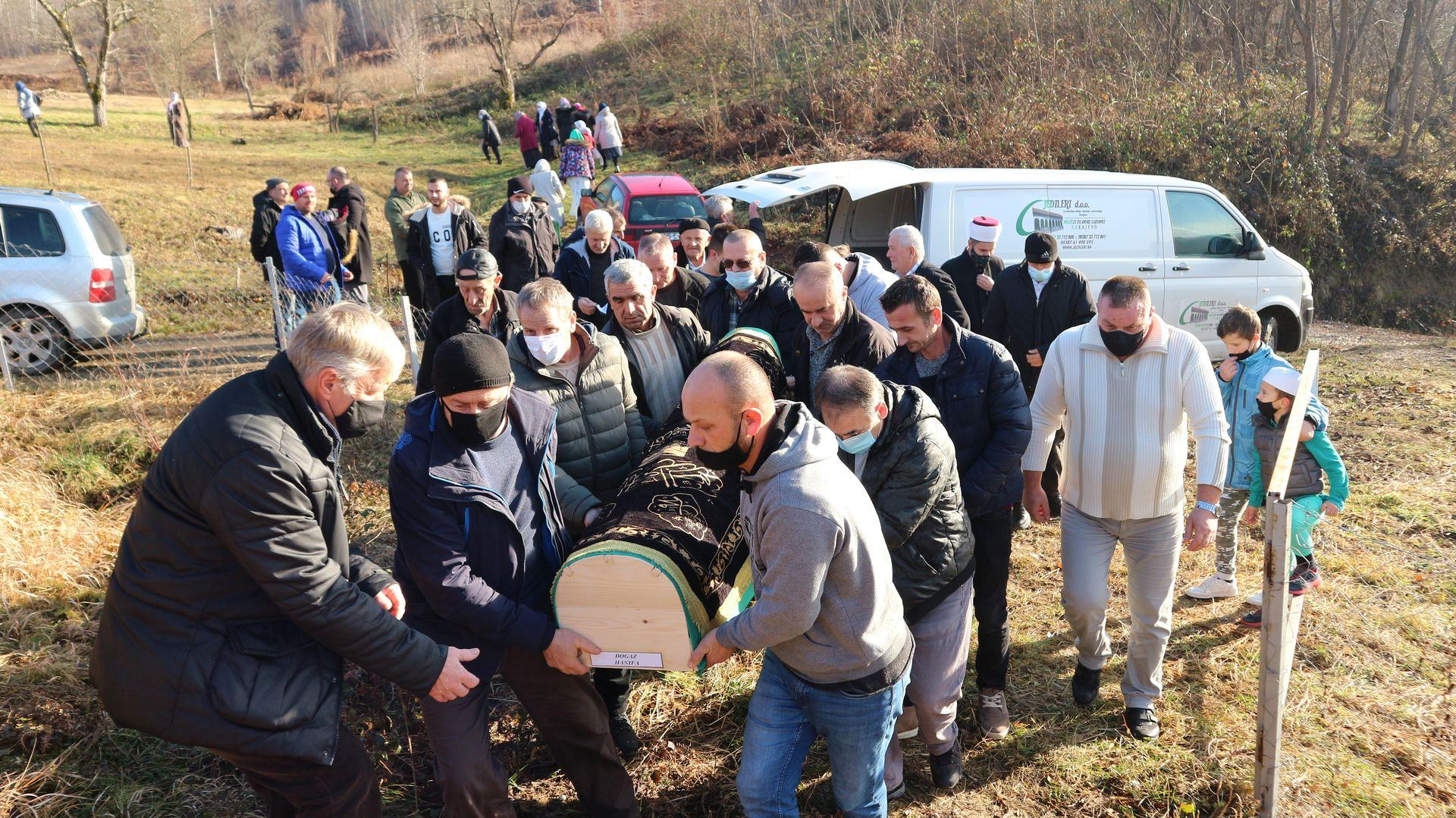 Dženaza klanjana na mjesnom mezarju Đogazi - Avaz