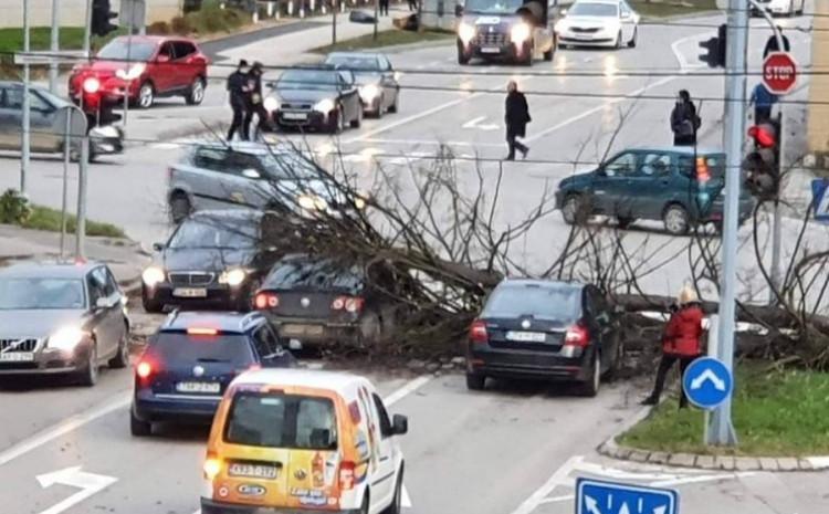 Olujni vjetrovi prave ogromne štete - Avaz