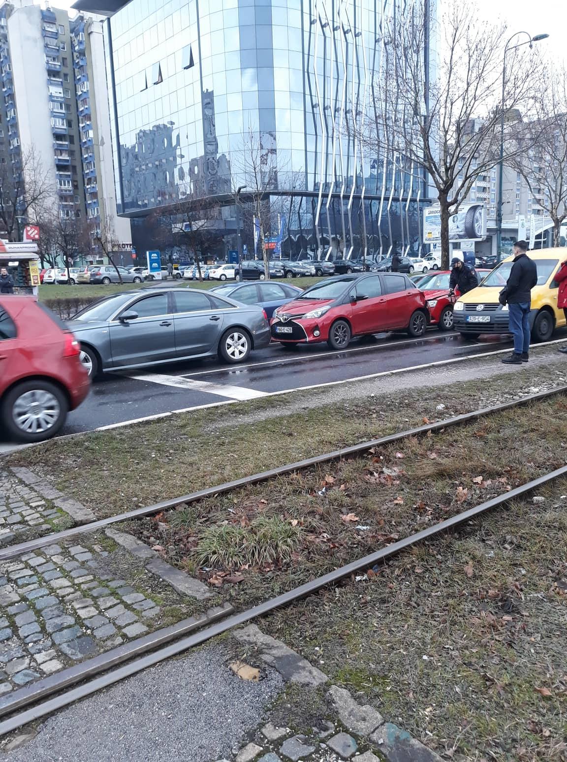 Sudar tri vozila kod RTV doma - Avaz