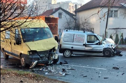 Na vozilima pričinjena materijalna šteta - Avaz