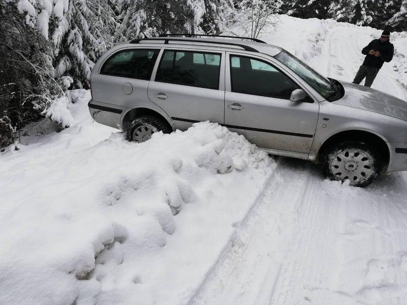 Snježne padavine i niske temperature stvaraju probleme vozačima - Avaz