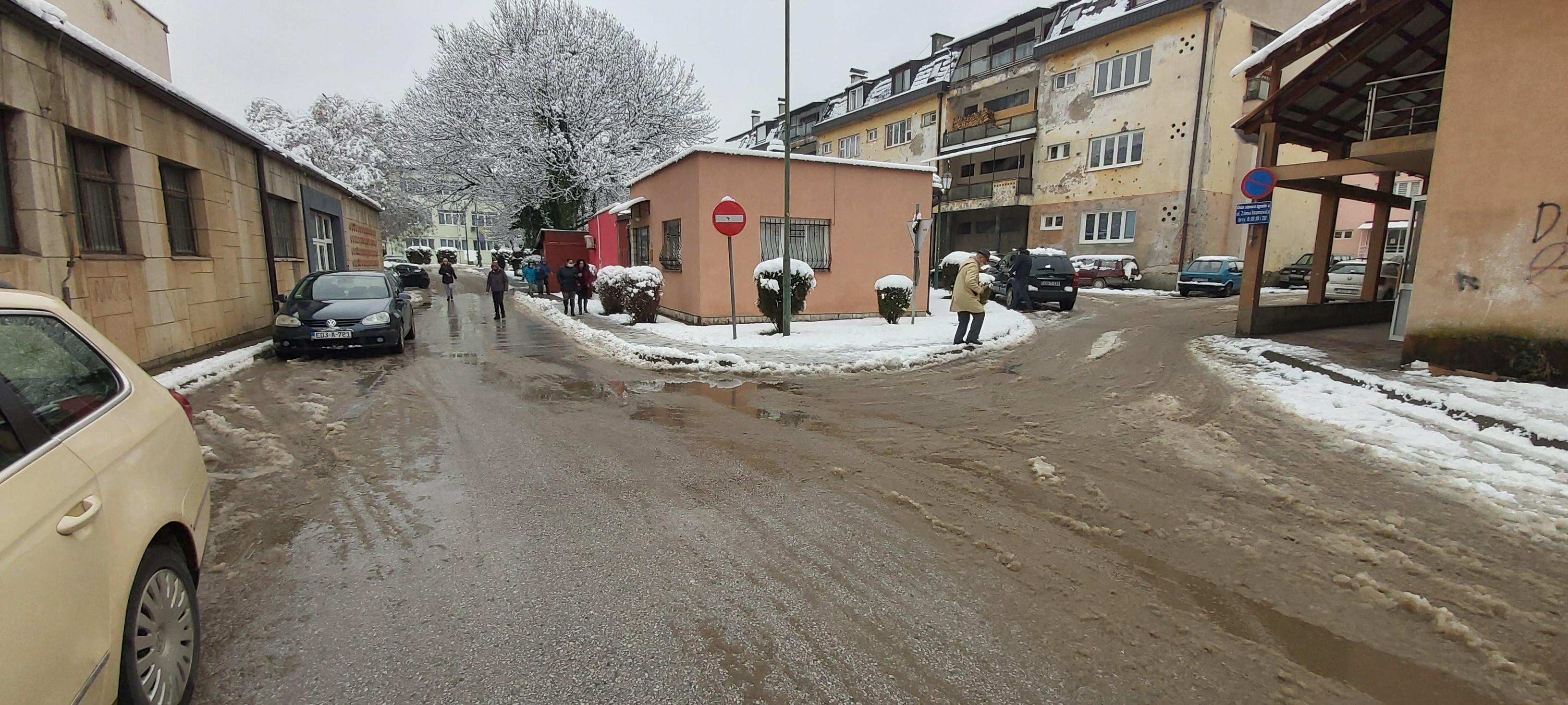 Radnici čiste kolovoze i pješačke zone - Avaz