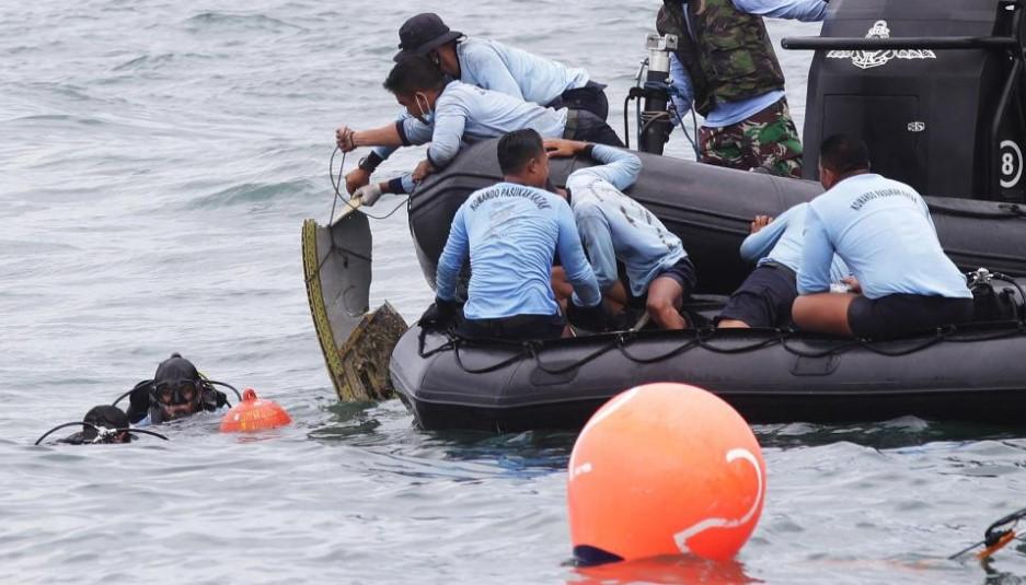 Divers team of Indonesian Navy find parts of plane wreckage of Sriwijaya Air in Thousand Islands waters - Avaz