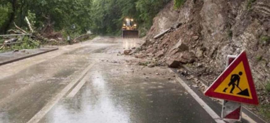 Vozači, oprez: Mokar kolovoz, učestali odroni zemlje i kamenja