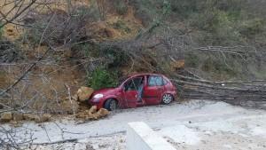 U Ulcinju se obrušila zemlja na vozila, povrijeđena jedna osoba