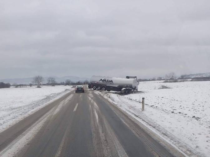 Cisterna sletila s kolovoza kod Modriče