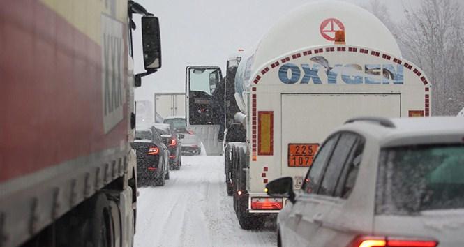 Kamion se popriječio na autoputu M5, velike gužve