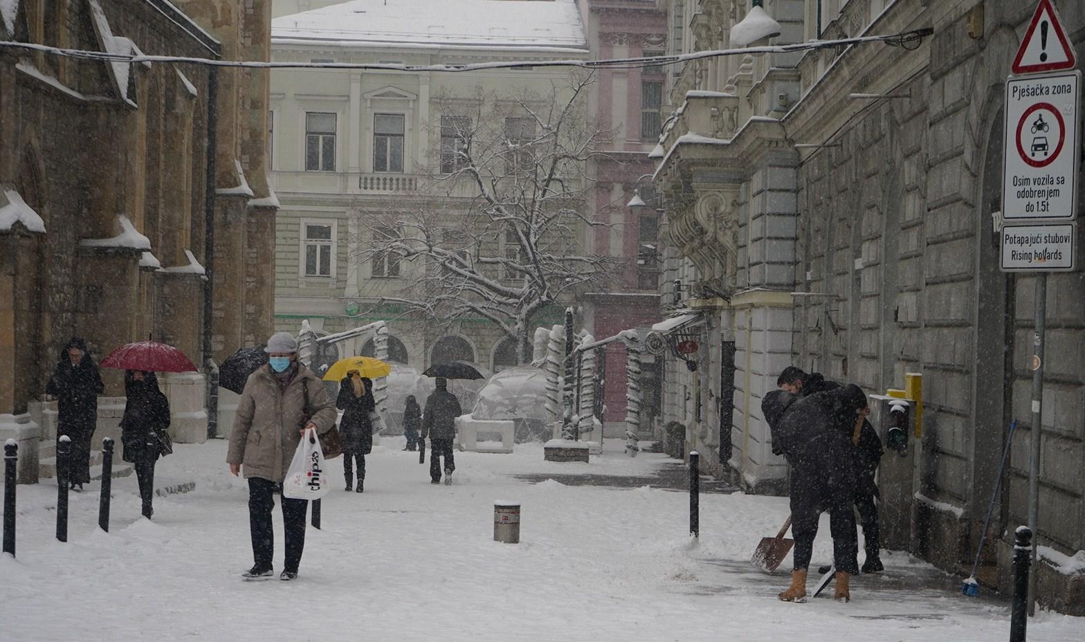 Sarajevske ulice zatrpane snijegom