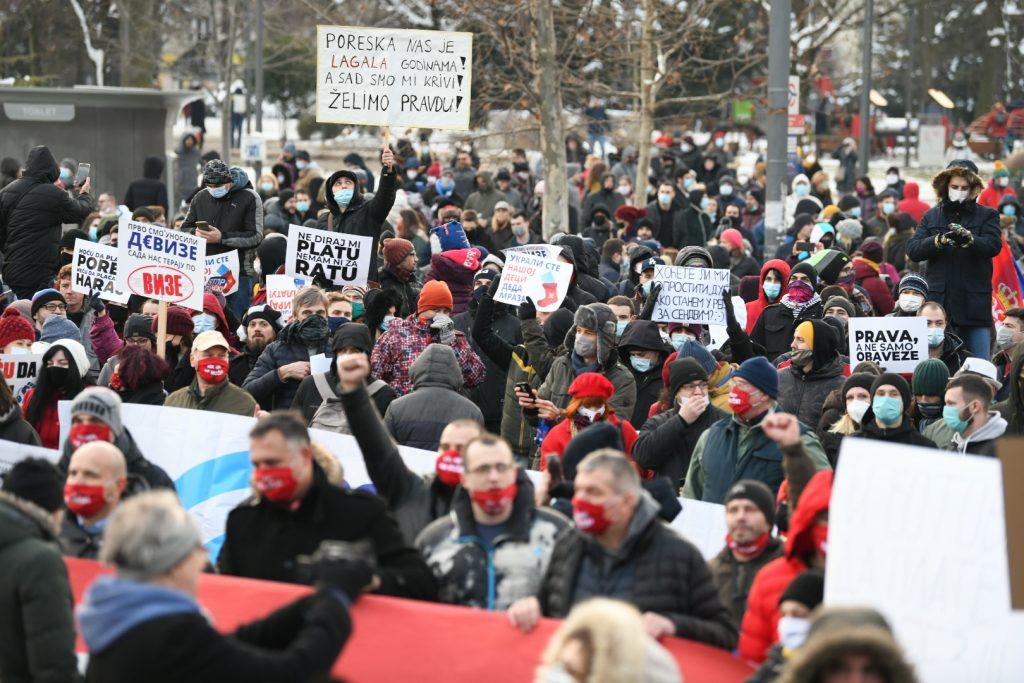 Demonstranti su uzvikivali “lopovi, lopovi” - Avaz