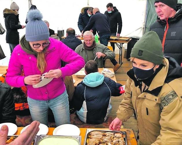 Kolinda volontira na Baniji, gradi kuću porodici sa šestero djece