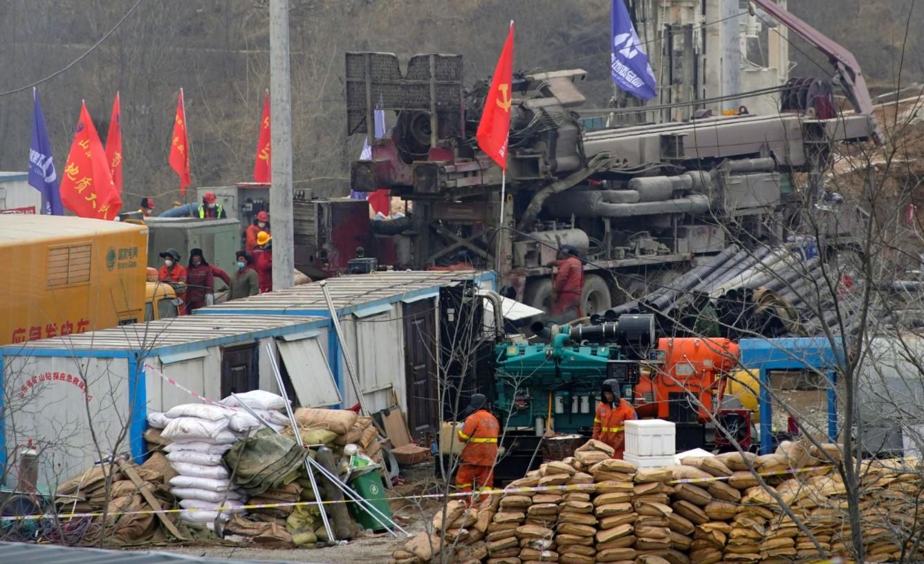 Rescuers work at the Hushan gold mine where workers were trapped underground after the Jauary 10 explosion, in Qixia, Shandong province, China January 22, 2021. - Avaz