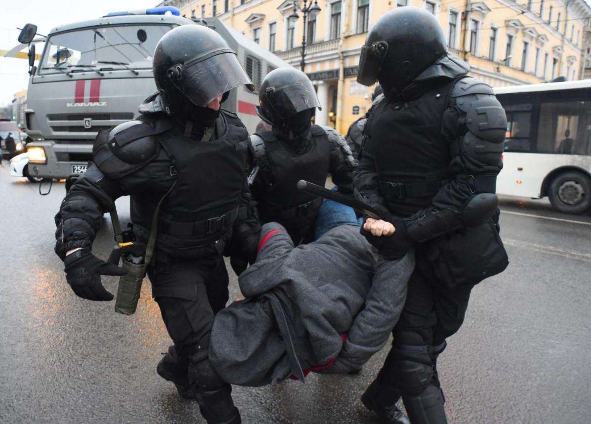 Demonstranti zasuli policajce - Avaz