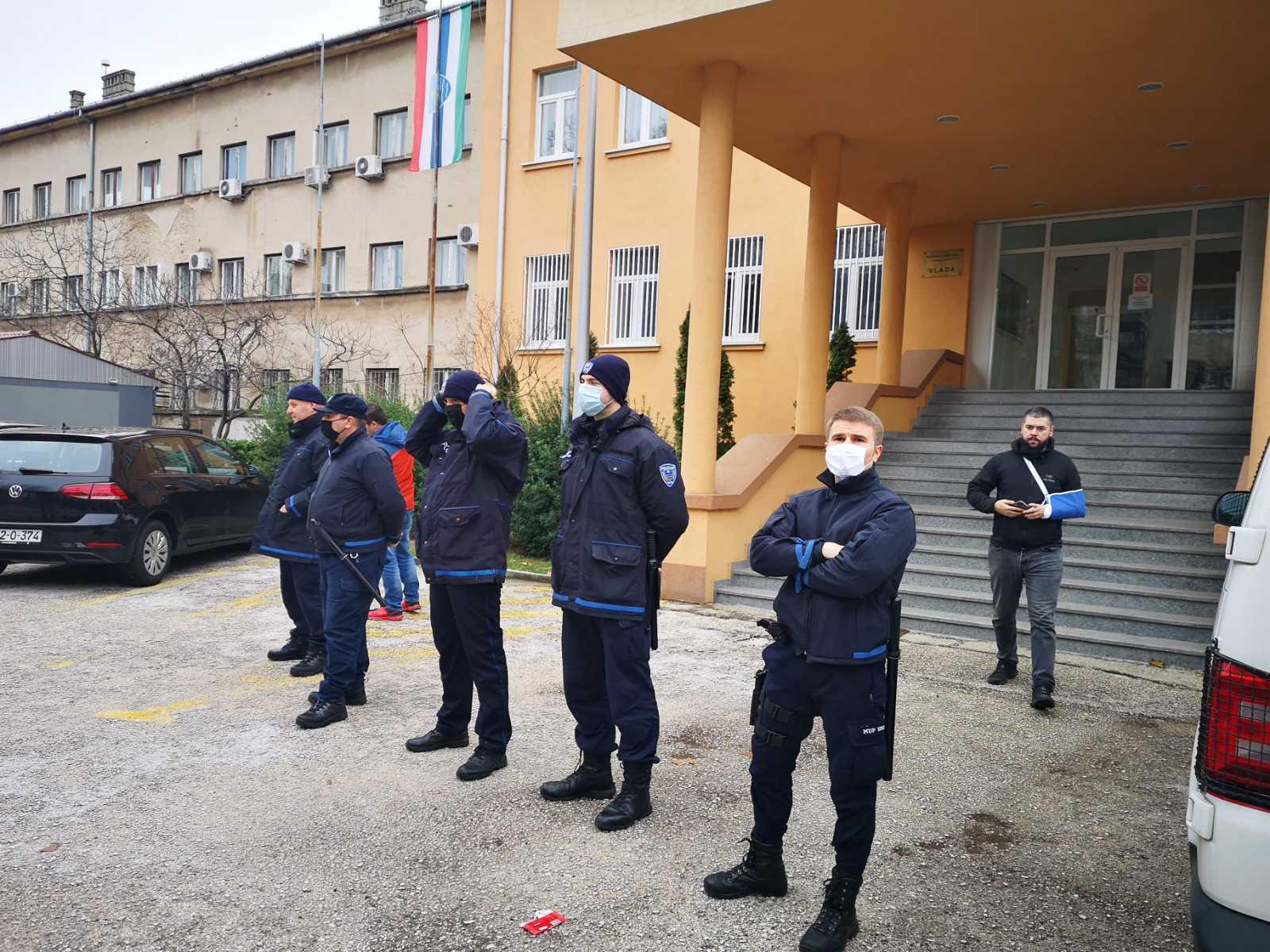 Policijsko obezbjeđenje - Avaz