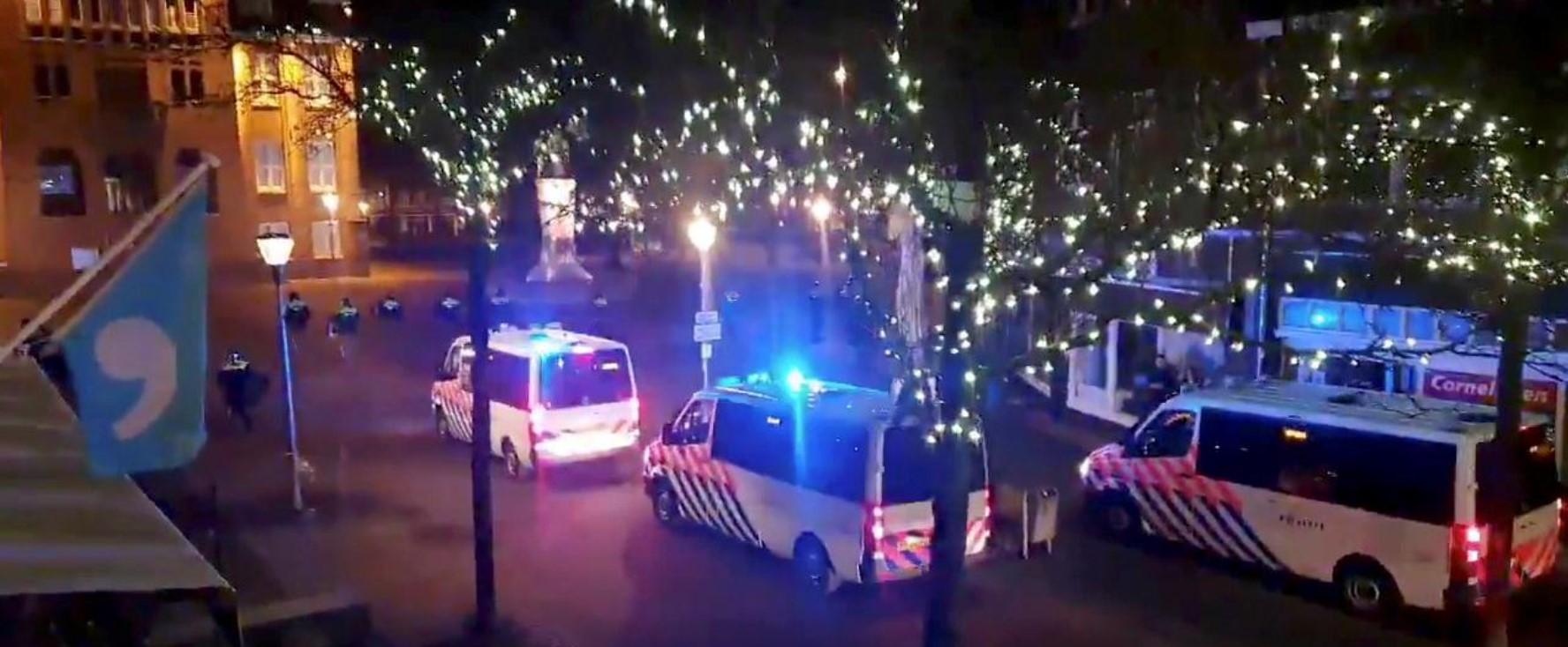 Police officers and vehicles arrive to disperse people from out from the site of one of the coronavirus disease (COVID-19) curfew protests in Geleen, Netherlands January 25, 2021. - Avaz