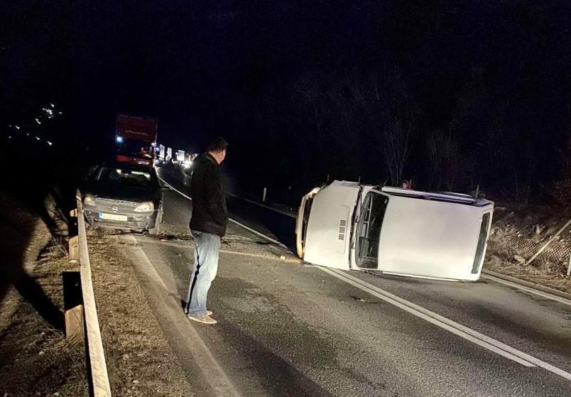 Nesreća kod Zenice: Automobil završio na krovu