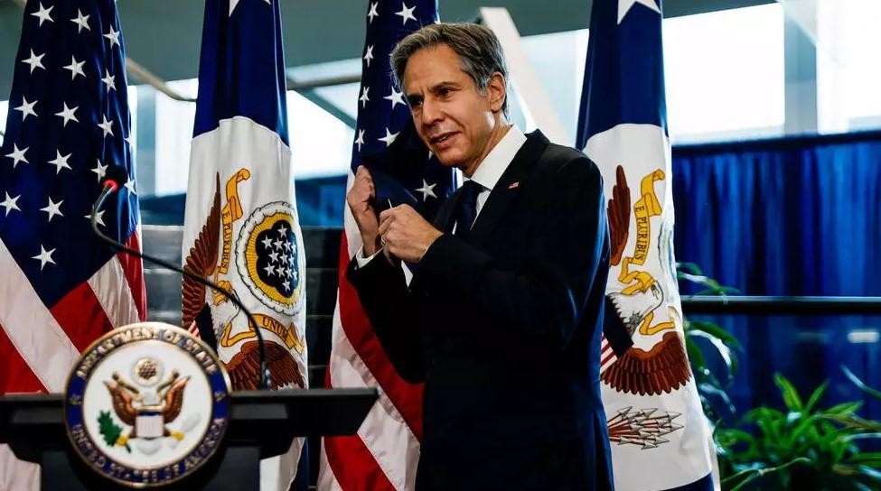 Newly confirmed US Secretary of State Antony Blinken removes his face mask to speak during a welcome ceremony at the State Department in Washington,DC on January 27, 2021. - Avaz