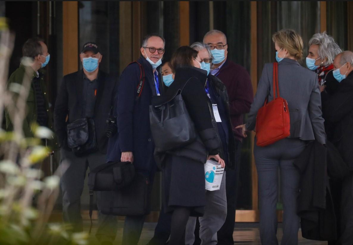 Members of the World Health Organisation (WHO) team tasked with investigating the origins of the coronavirus (COVID-19) pandemic, talk outside their hotel after returning from their second field trip in Wuhan, Hubei province, China, January 30, 2021. - Avaz