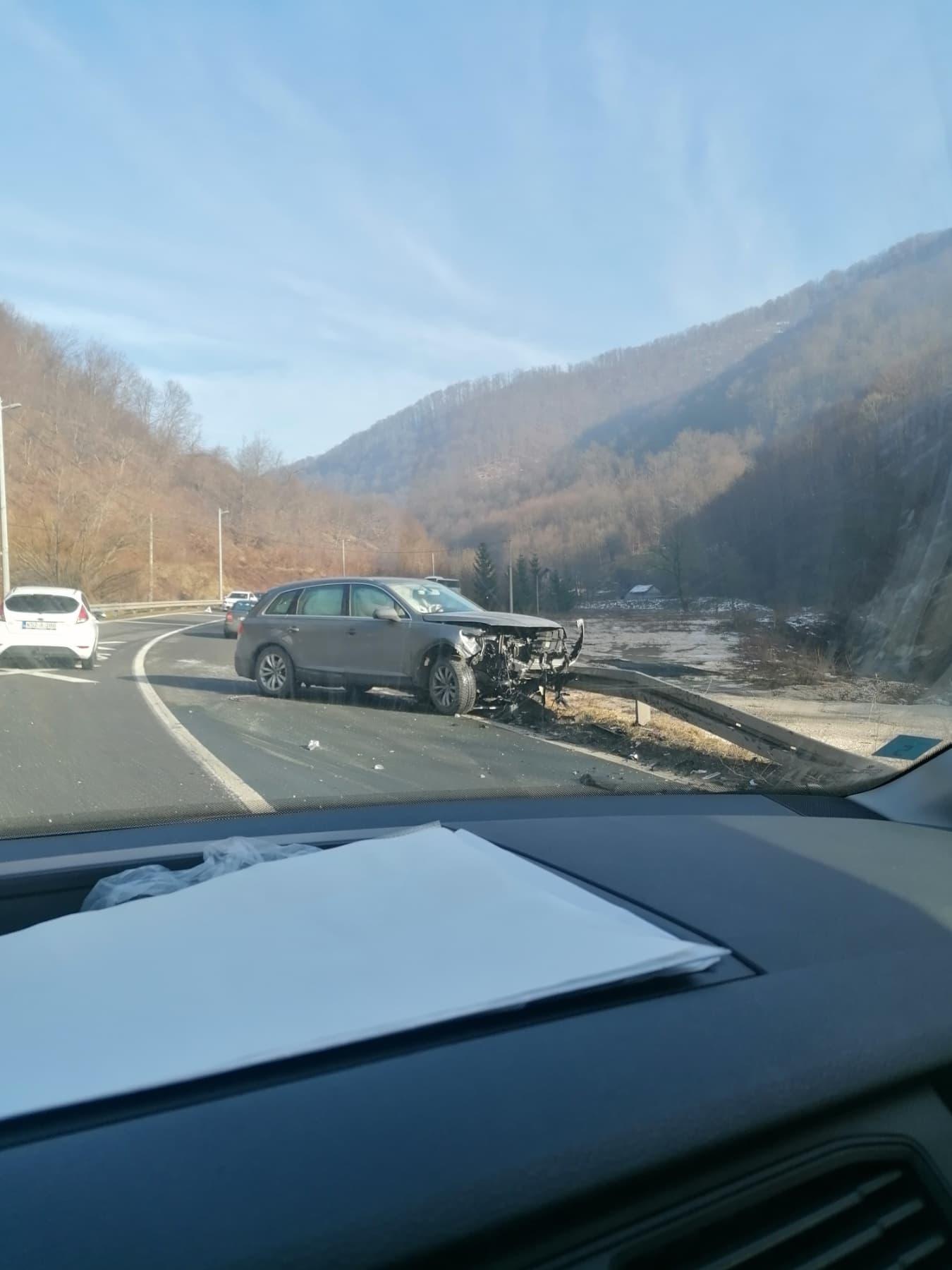 Udes nadomak Sarajeva: Automobil smrskan, jedna osoba povrijeđena