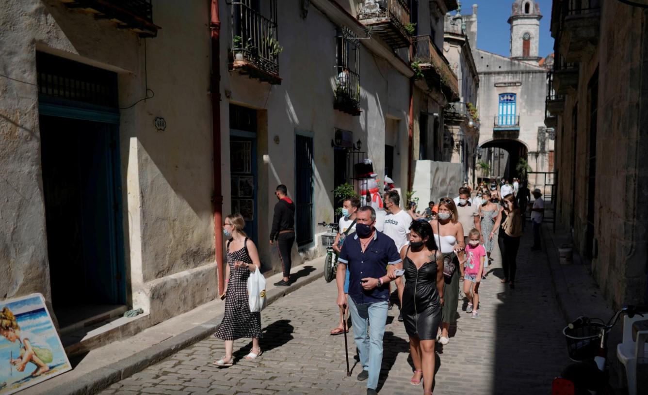 Tourists from Russia, staying in a beach resort, walk in downtown during a day trip to Havana, Cuba, January 6, 2021. - Avaz