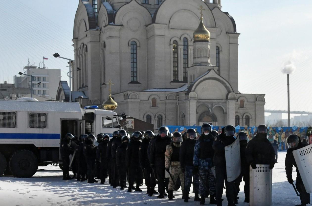 Law enforcement officers line up during a rally in support of jailed Russian opposition leader Alexei Navalny in Vladivostok, Russia January 31, 2021. - Avaz