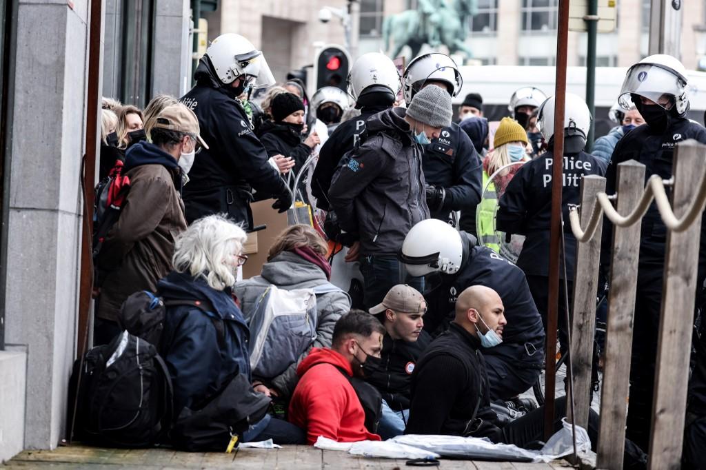 Građani protestiraju zbog uvedenih mjera - Avaz