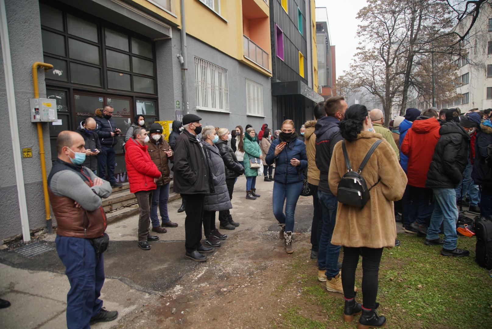 Peaceful gathering in front of the SC Prosecutor's Office - Avaz