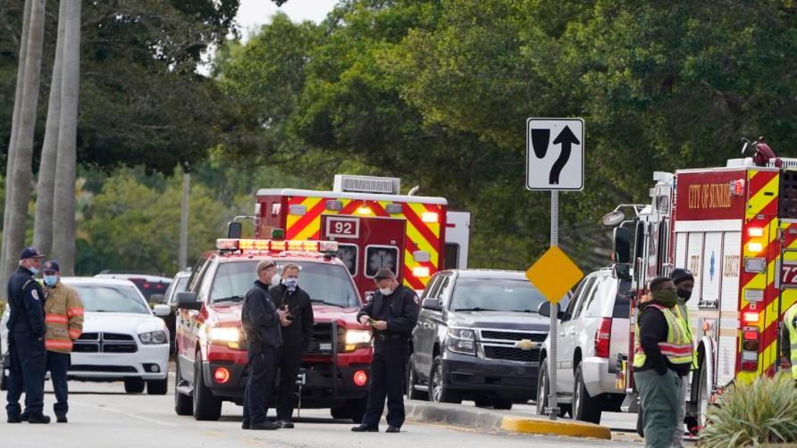 Law enforcement officers block an area where a shooting wounded several FBI while serving an arrest warrant Tuesday in Sunrise - Avaz