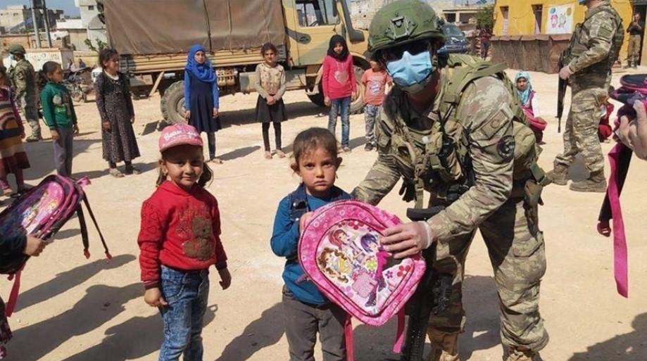 Turkish soldiers distribute aid to Syrians in need